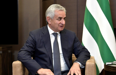 Президент Абхазии Хаджимба сложил полномочия