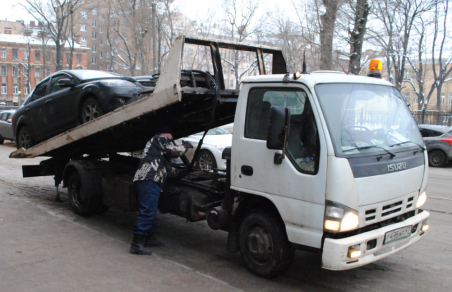 Москвичку оштрафовали за превышение скорости ее машины на эвакуаторе
