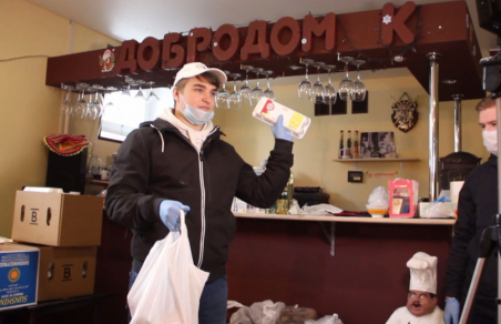 Добровольцы везут продукты пожилым одиноким петербуржцам: видео
