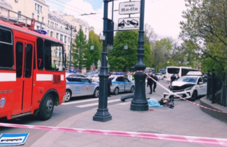 Таксист на Суворовском проспекте насмерть сбил женщину на тротуаре