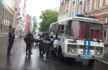 Появилось видео задержания депутата Мосгордумы Сергея Митрохина