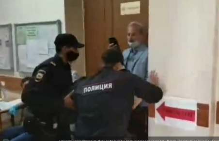 На петербургском избирательном участке полицейский напал на журналиста