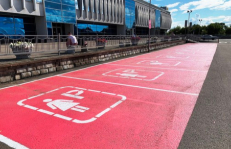 Розовая женская парковка в Казани не вписалась в нормы