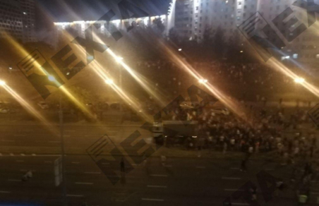 Протестующих в Минске протаранил автозак