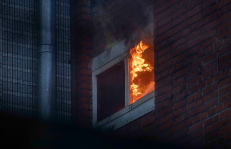 При взрыве и пожаре в жилом доме в Москве пострадали четверо