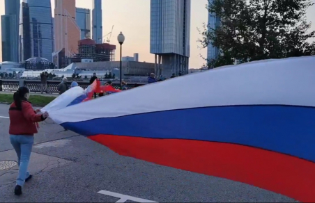 Москвичей задержали за российский флаг