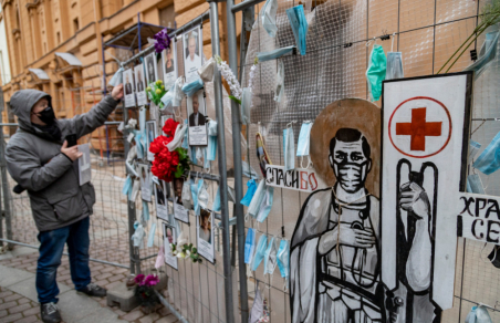 Памятник погибшим от коронавируса врачам перенесли: фоторепортаж