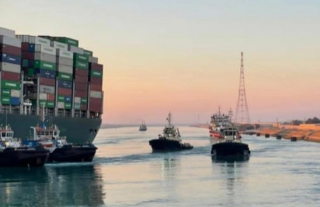 Суэцкий канал освободили от контейнеровоза