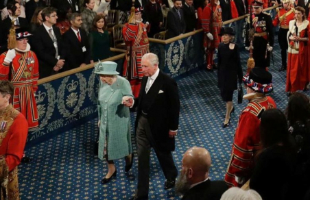 Британская королева начала передачу власти сыну