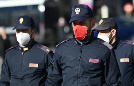 Итальянцы засмеяли полицейских за розовые маски