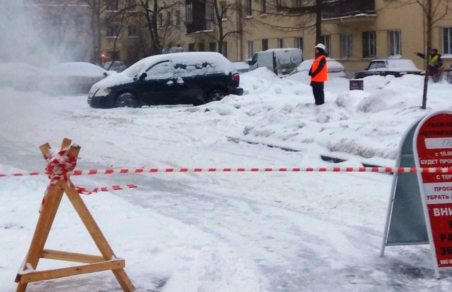 В Коммунаре под Петербургом упавший лед убил рабочего