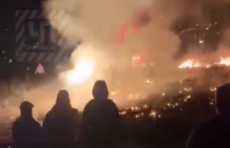 Челябинское файер-шоу прижгло горящей шиной зрительницу в Миассе