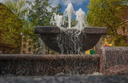 В Петербургской Коломне открыли перестроенный фонтан