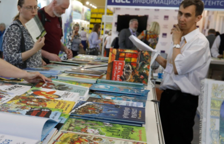 «Молодогвардейцы» отменили продажу книг Бориса Акунина