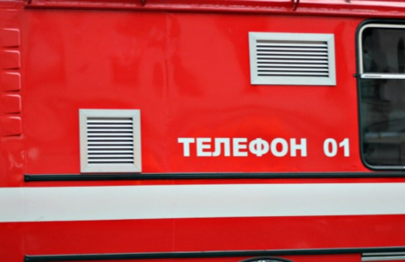 Два пожарных расчета тушили склад в Колпино