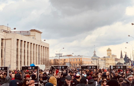 Видео: IC3PEAK поет на митинге в Москве