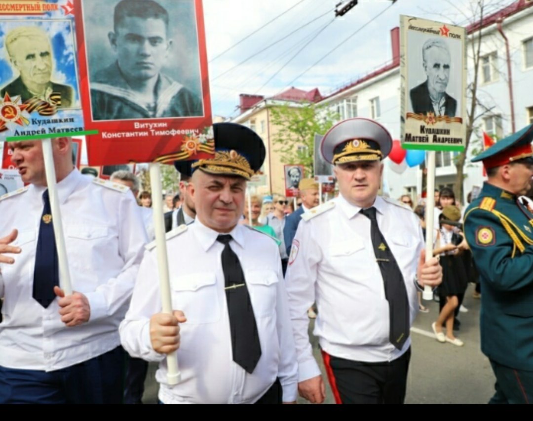 Прокурор и генерал МВД вышли на «Бессмертный полк» с одним и тем же портретом