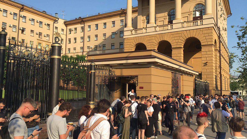 Журналисту Meduza предъявлено обвинение. В госпитализации отказывают