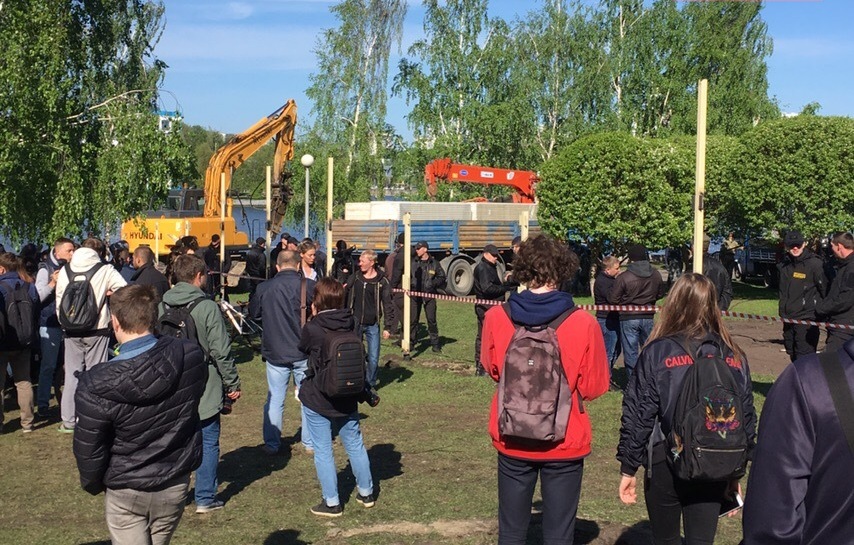 Петербурженка приковала себя к дереву в сквере Екатеринбурга