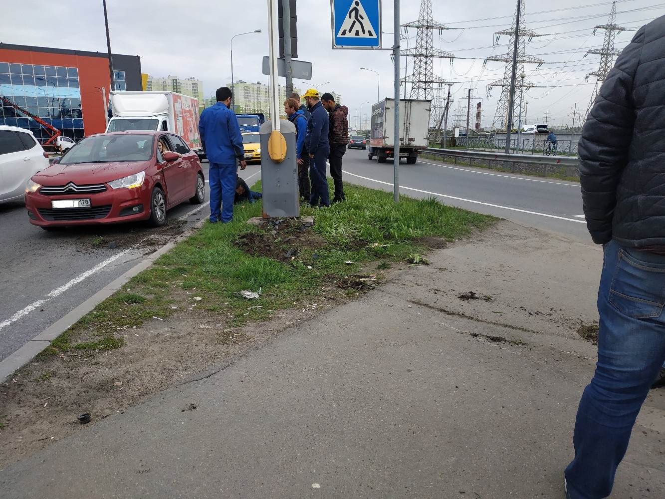 В Мурино таксист сбил пешехода, врезался в столб и пытался убежать