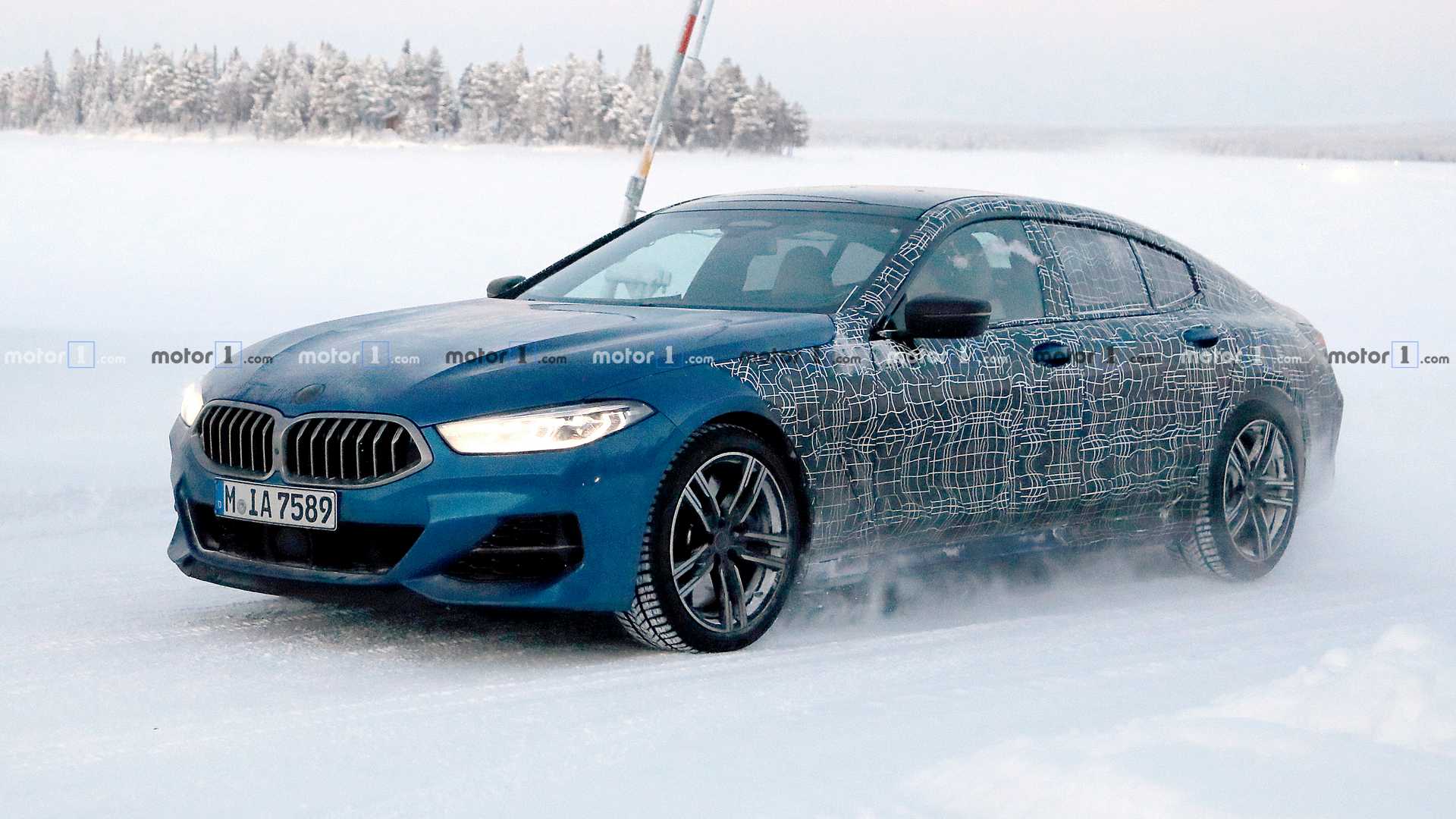 BMW показала тизер нового купе 8 серии