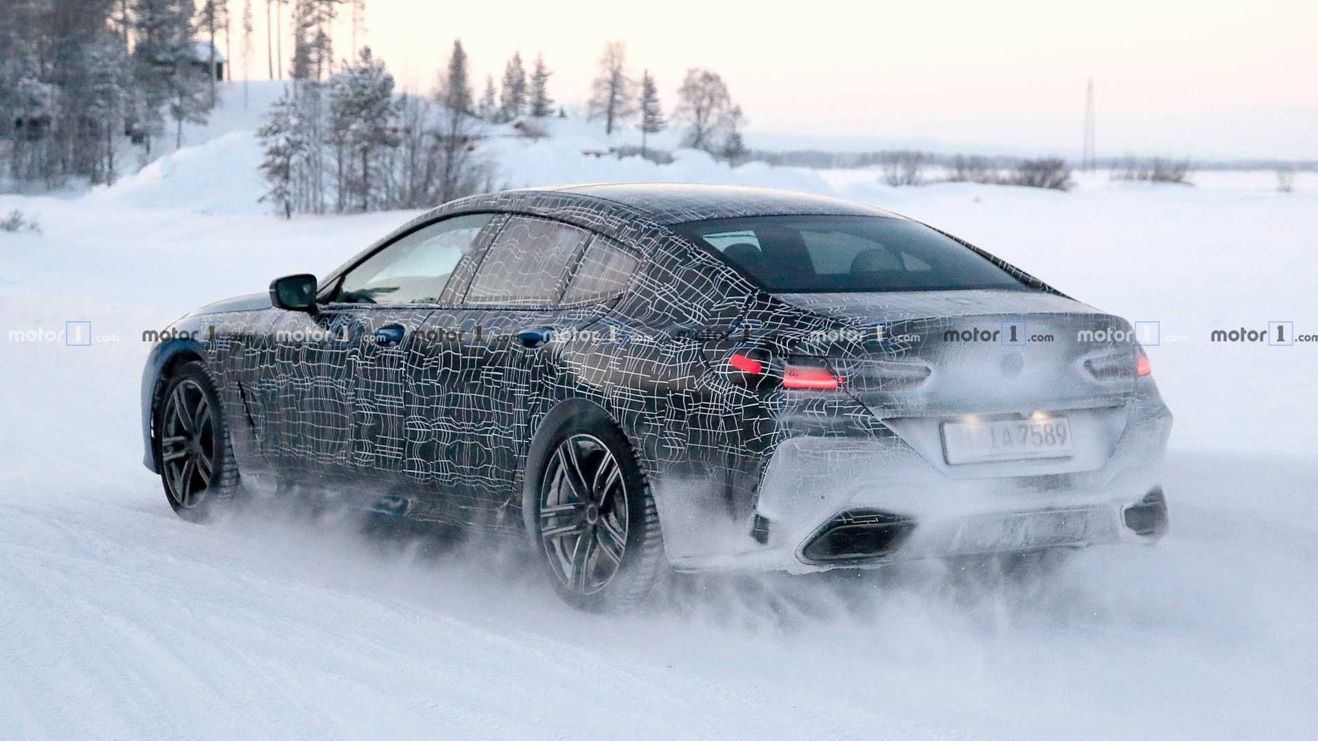 BMW показала тизер нового купе 8 серии