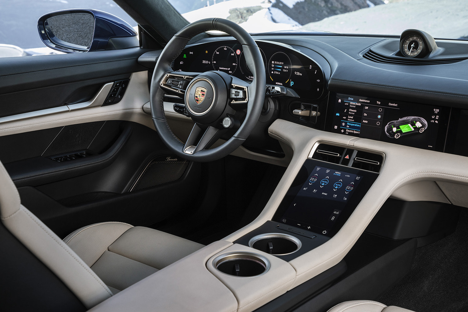 Porsche официально представила свой первый электрокар Taycan