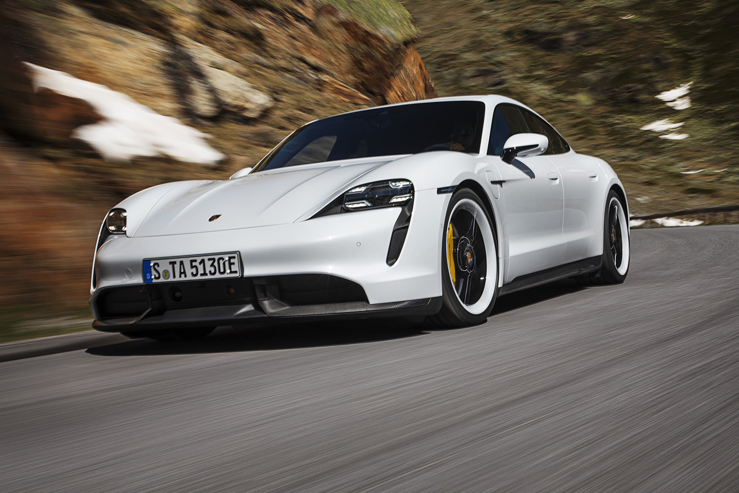 Porsche официально представила свой первый электрокар Taycan