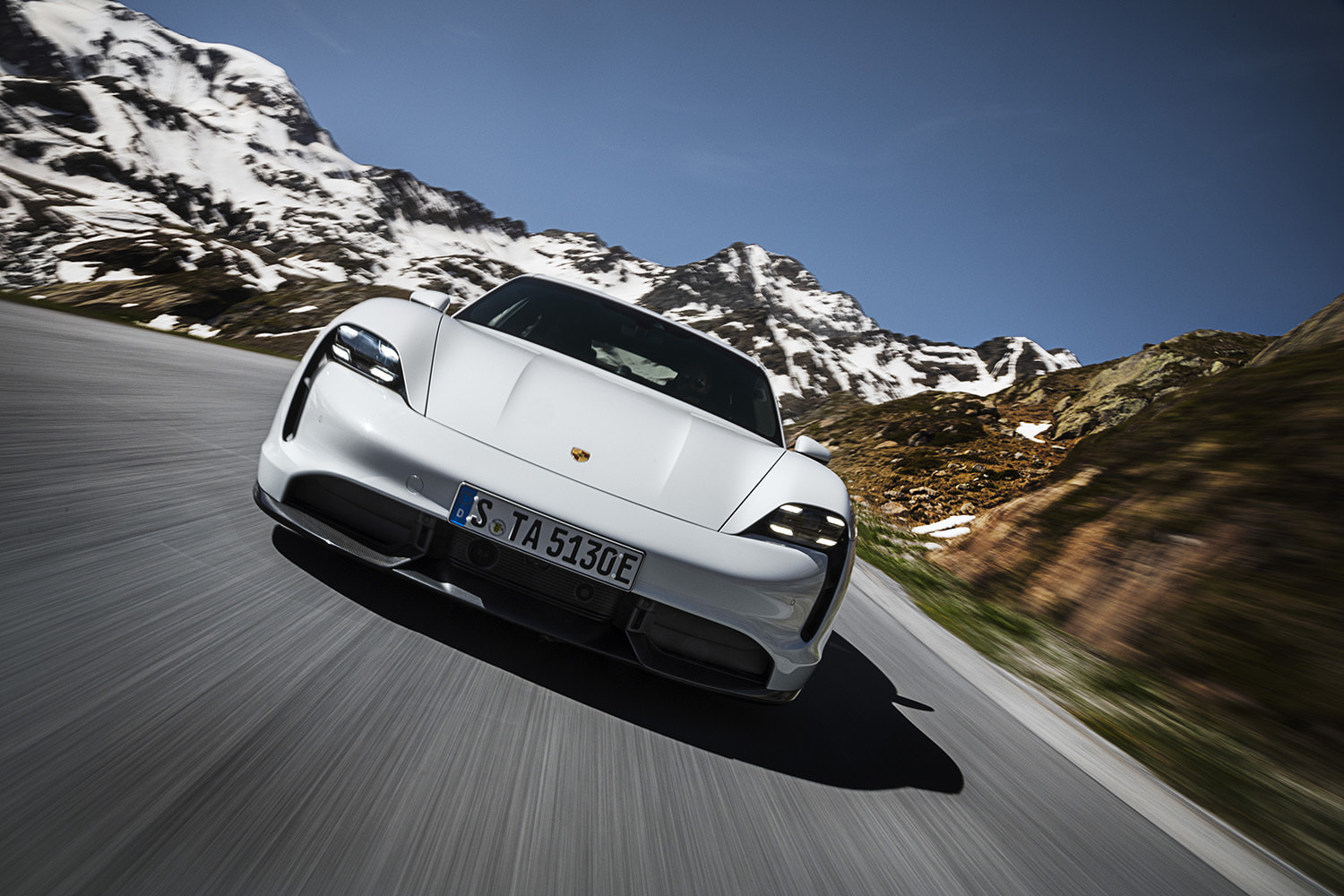 Porsche официально представила свой первый электрокар Taycan