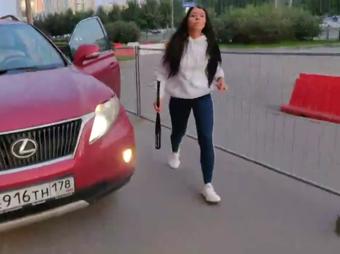 Оштрафована автоледи, сгонявшая бейсбольной битой пешеходов с тротуара