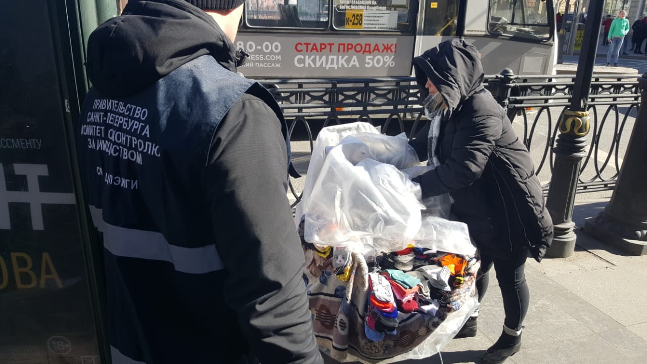 Инспекторы Смольного прошли ураганом по уличной торговле