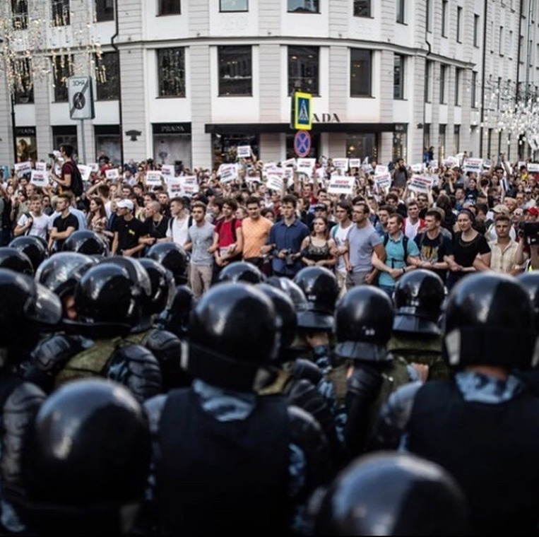 Евгений Коваленко получил 3,5 года за бросок урны на митинге