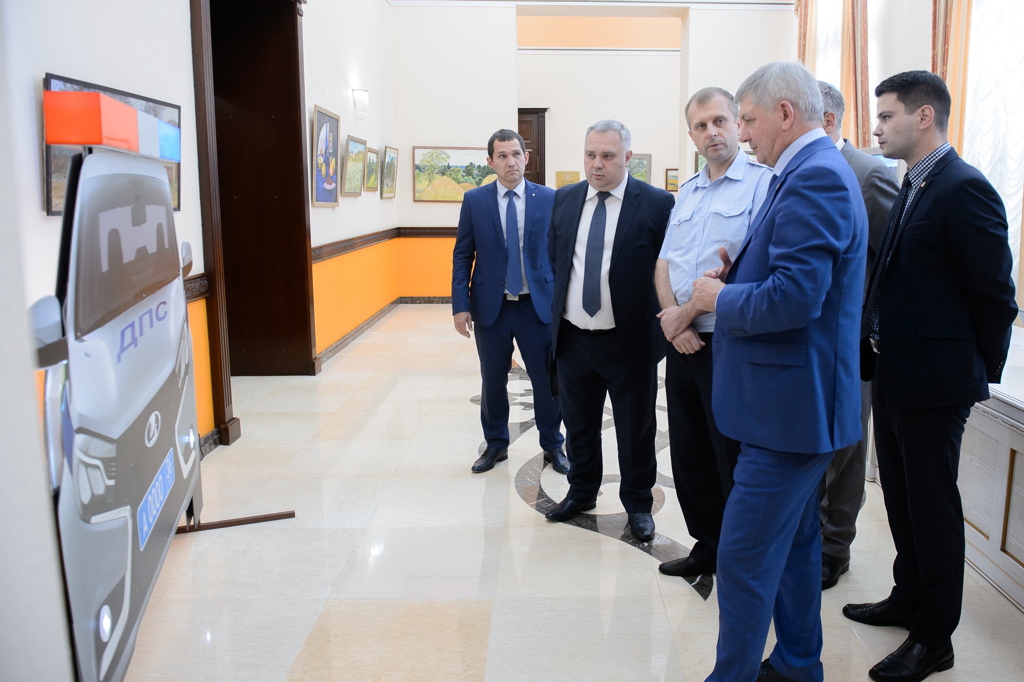 Советник губернатора по дорожной безопасности посадил за руль ребенка