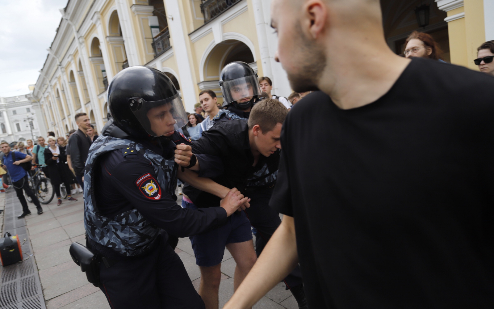 Возле задержала