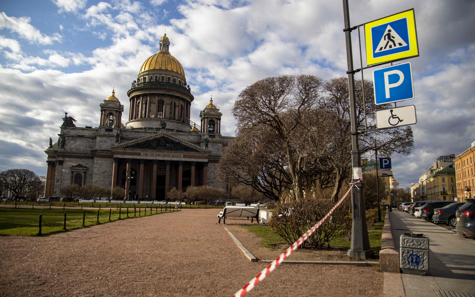 Выбор петербурга. Как выглядит Питер в апреле. Герб Санкт-Петербурга фото.