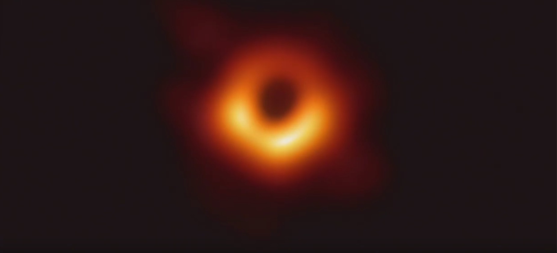 Черные дыры новые данные. M87 черная дыра. Черная дыра в центре Галактики м87. Messier 87 черная дыра фото. Первая фотография чёрной дыры.