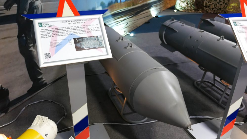 Минобороны показало на выставке о Сирии бомбы, использование которых отрицало