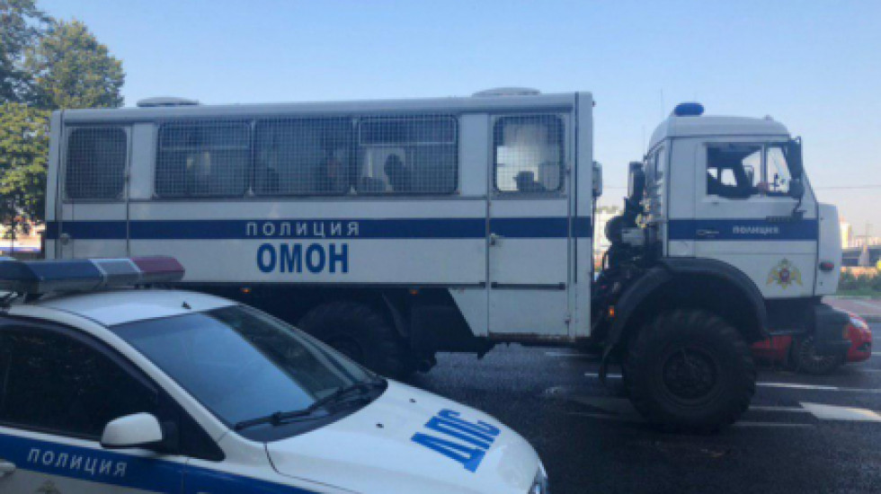 Автозаки и ОМОН едут в центр Петербурга, где идет спор об итогах выборов