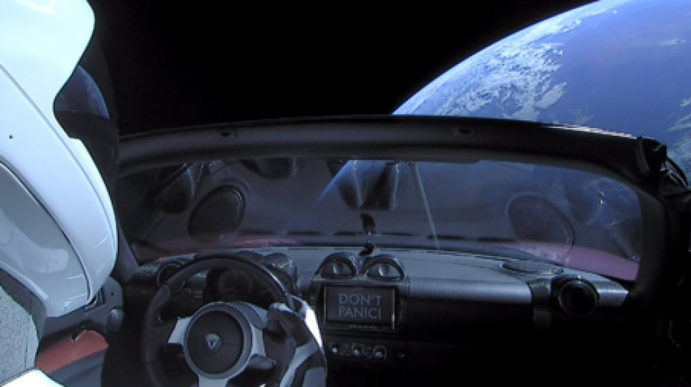Запущенный в космос электрокар Tesla совершил первый оборот вокруг Солнца
