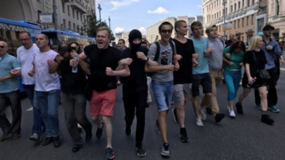 В центре Москвы идут столкновения полиции и росгвардейцев с протестующими.