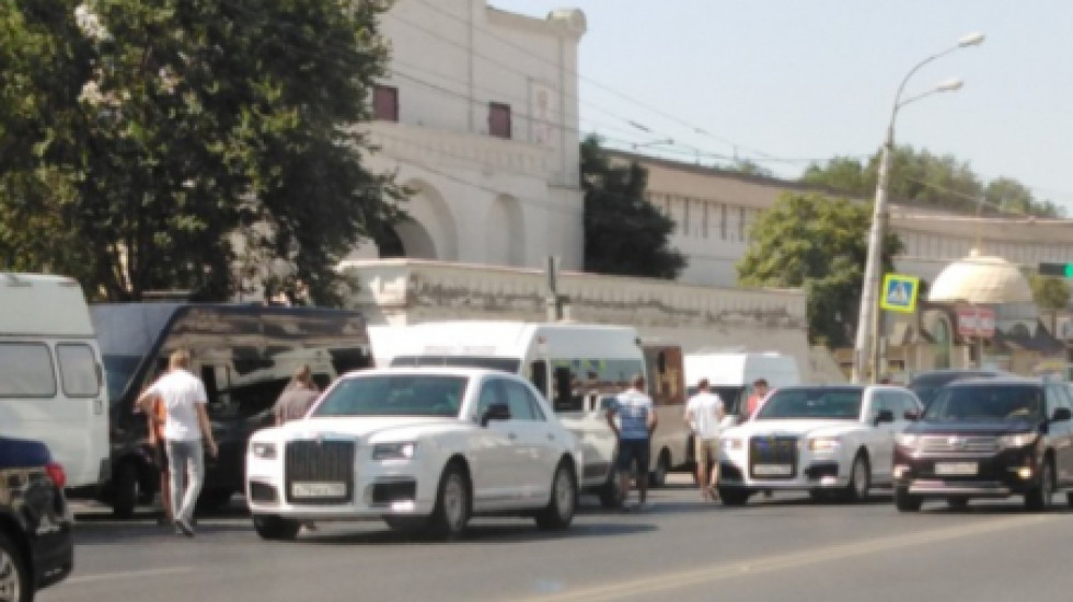 Aurus Senat попал в аварию с маршруткой