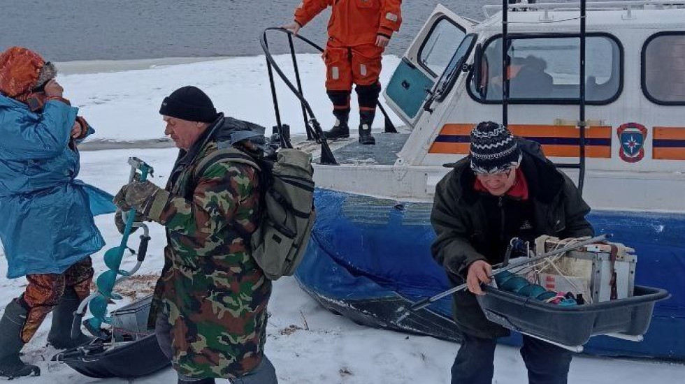 Спасатели снимали со льда рыбаков у поселка Ушково