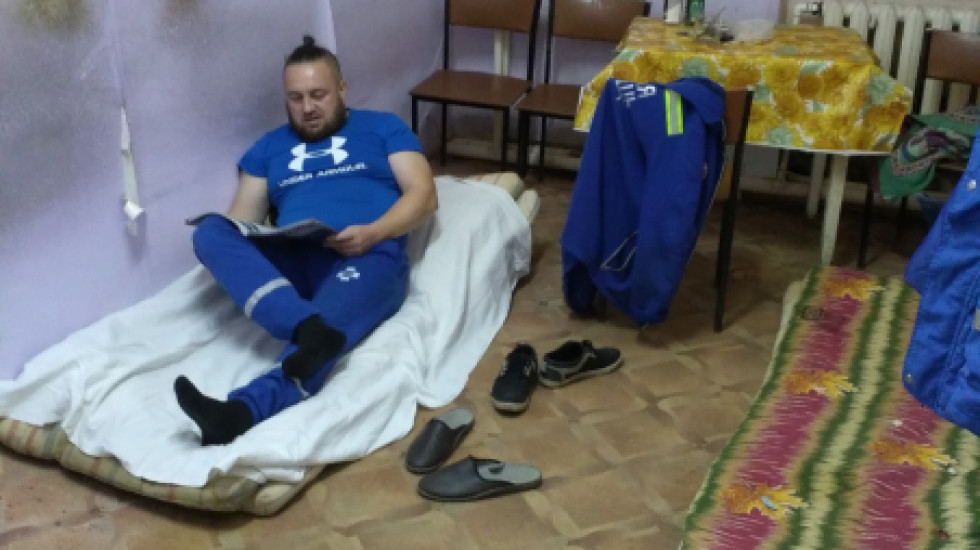 Полиция занялась работником больницы, показавшим плохие условия отдыха «скорой»