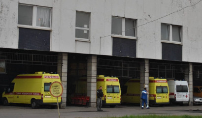Мальчику оторвало часть пальца на детской площадке в Парголово