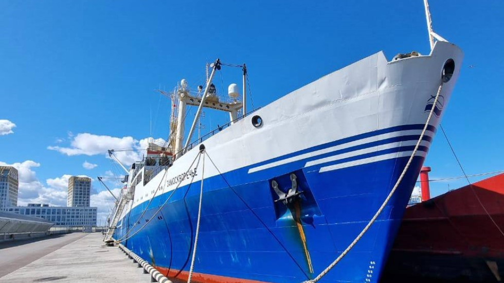 С рыболовного судна в порту Петербурга произошла утечка мазута