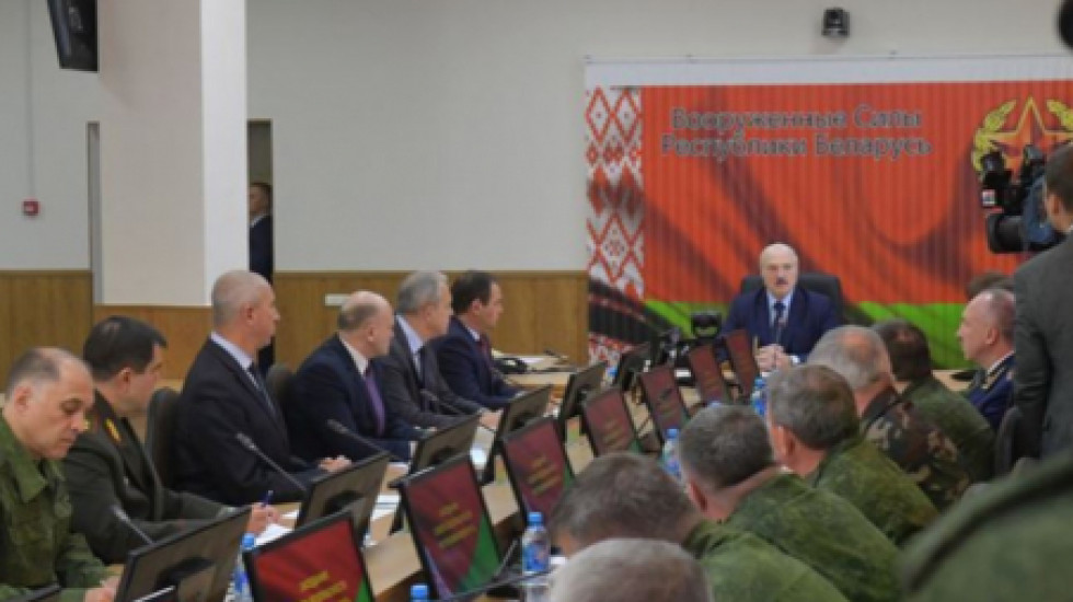Лукашенко заявил, что «не отдаст страну»