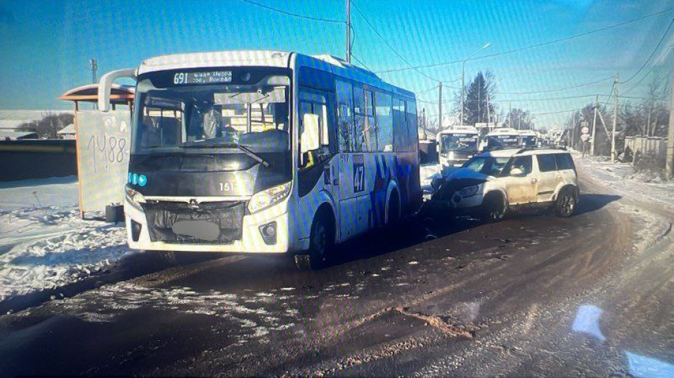 В Ломоносовском районе Skoda въехала в автобус