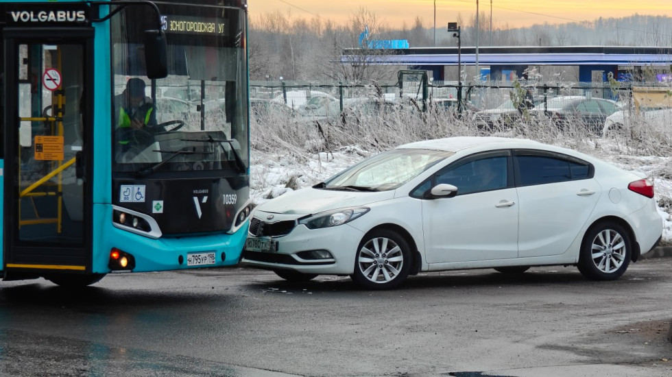 На юге Петербурга два автобуса попали в ДТП