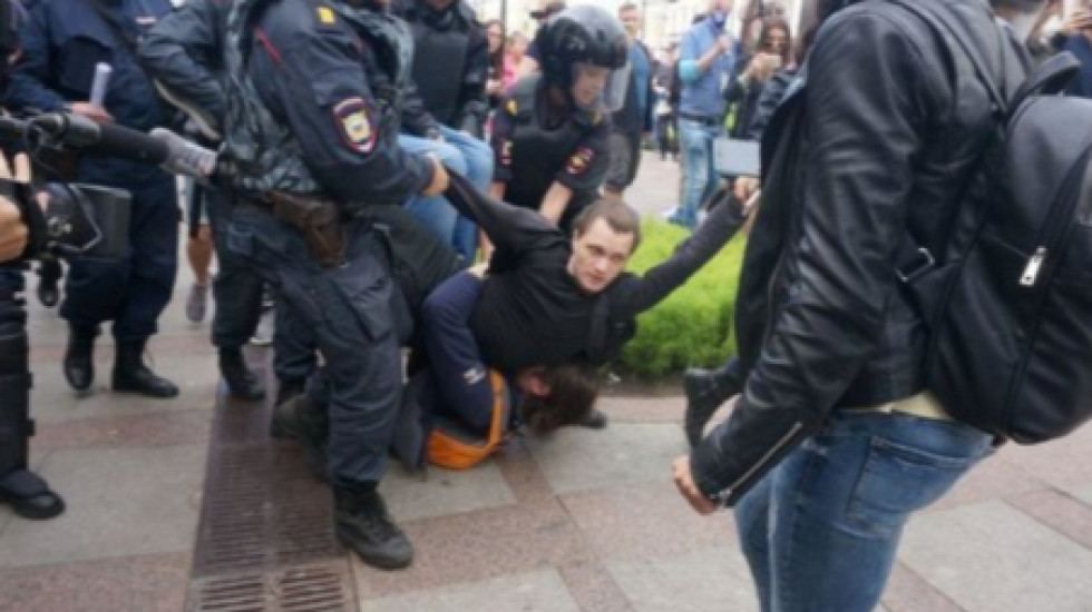 В Петербурге задержаны участники пикетов у Гостиного Двора и кандидат в депутаты