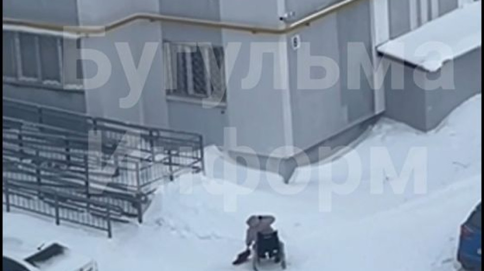 Власти Бугульмы объяснили видео с убирающим снег инвалидом